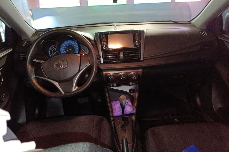 Used Toyota YARiS L Zhi Xuan 2015 1.5E Automatic Charm Edition Center Console