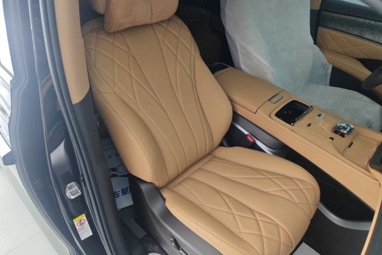 Used Denza D9 2025 DM-i Smart Drive 1020 Four-Wheel Drive Deluxe Model Right Front Seat