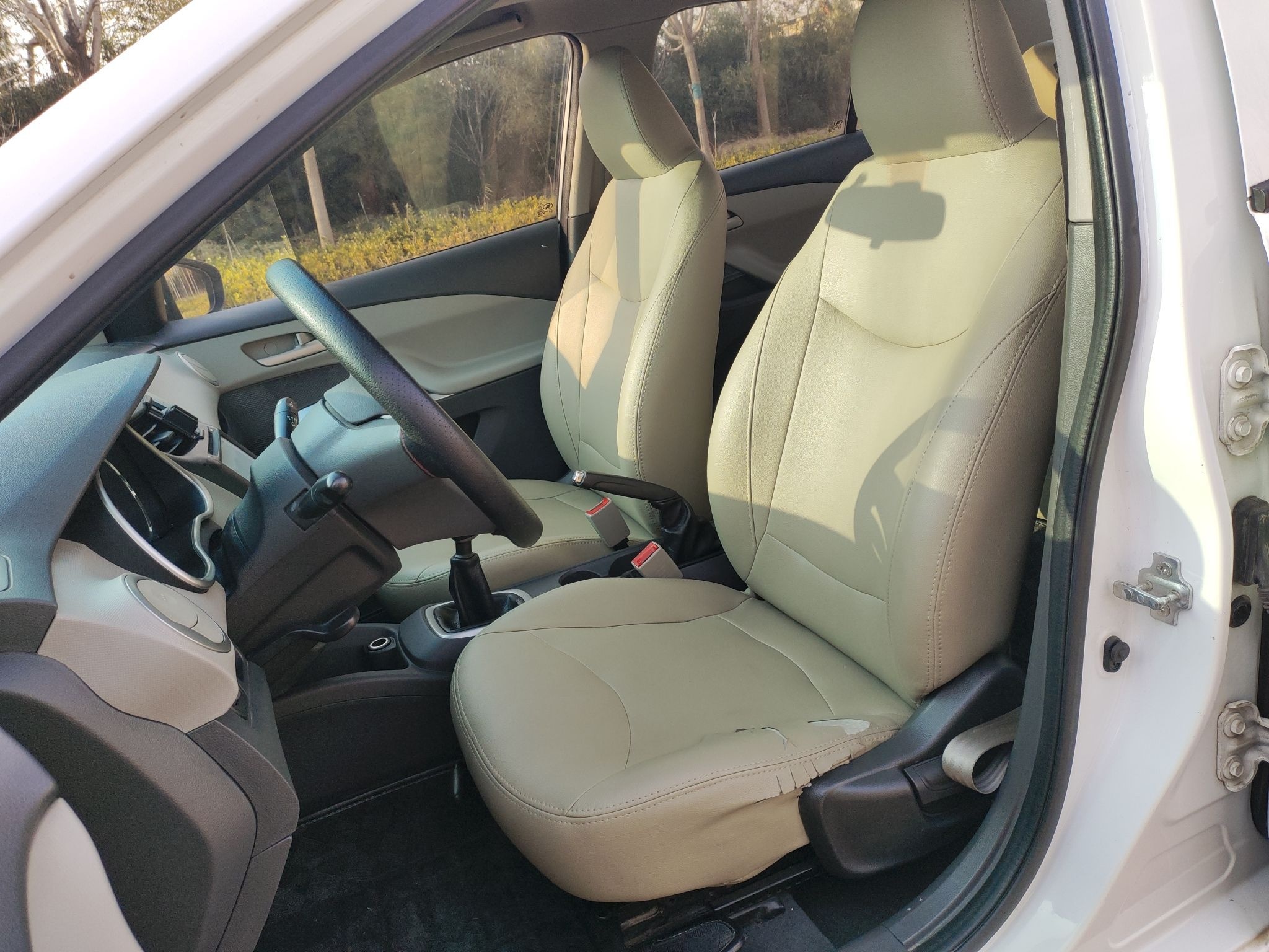 المقاعد الأمامية داخل السيارة