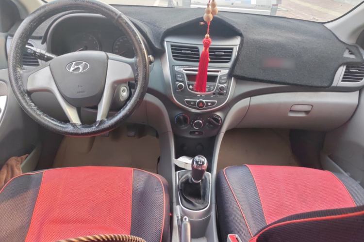 Used Hyundai Verna (older generation) 2010 Sedan 1.4L Manual Comfort GS Center Console