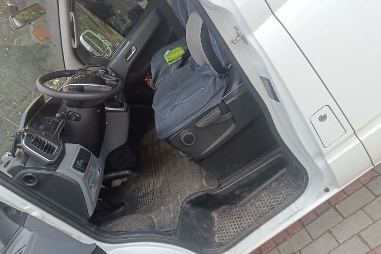 Used SAIC MAXUS Xintu V80 2023 2.0T AMT Classic Aoyuntong Power Version Short Wheelbase Ultra-Low Roof 5/6-Seater Left Front Seat