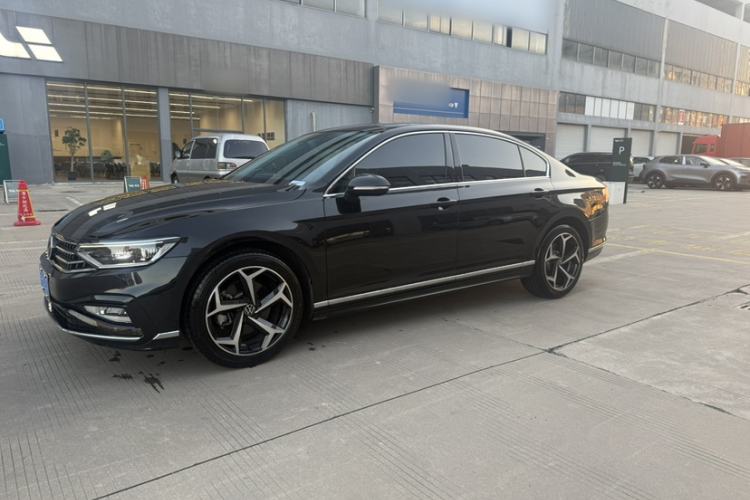 Used Volkswagen Magotan 2023 2 Million Units Limited Edition 330TSI DSG Leading Version Front Left 45 Deg