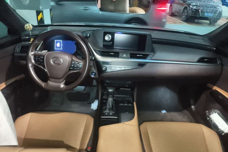 Used Lexus ES 2020 300h Premier Edition