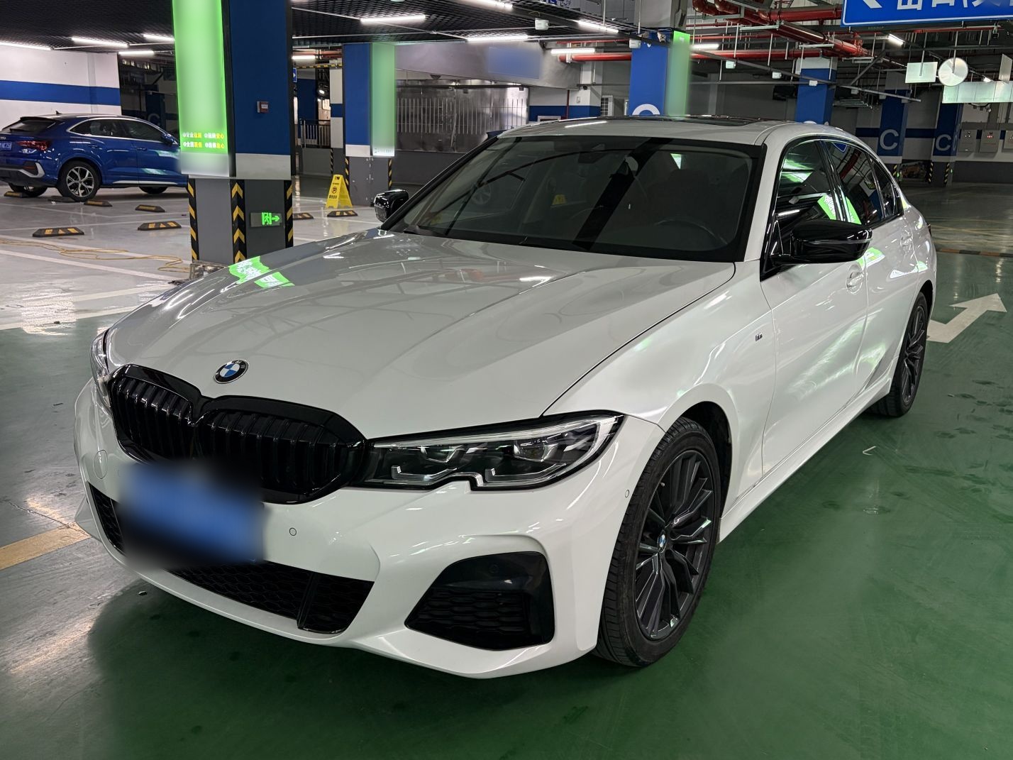 تحت مقدمة السيارة