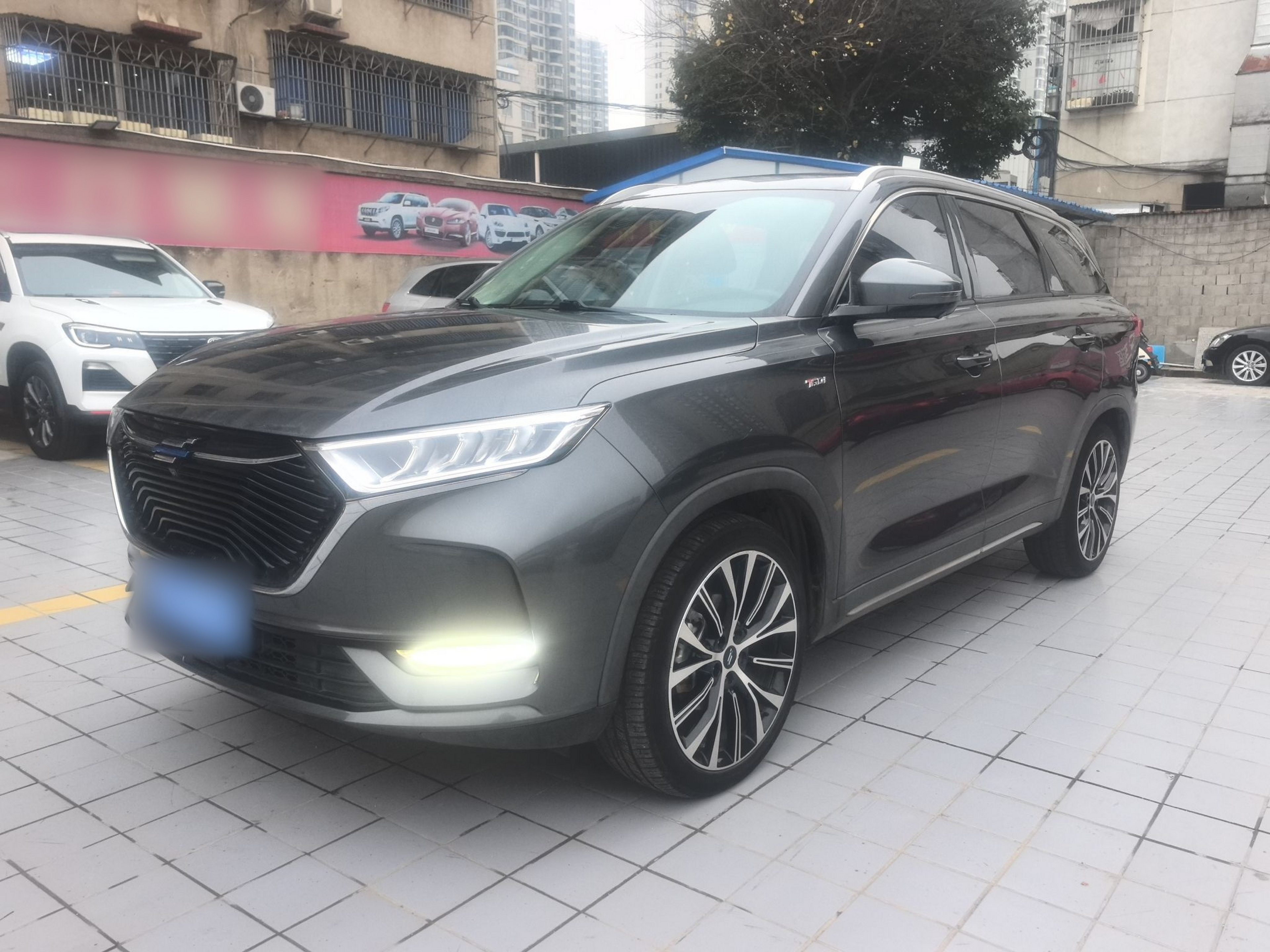 Под передней частью автомобиля