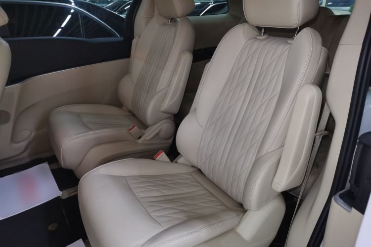 Used Buick GL8 2023 Facelifted Land Cruiser Executive Luxury Version