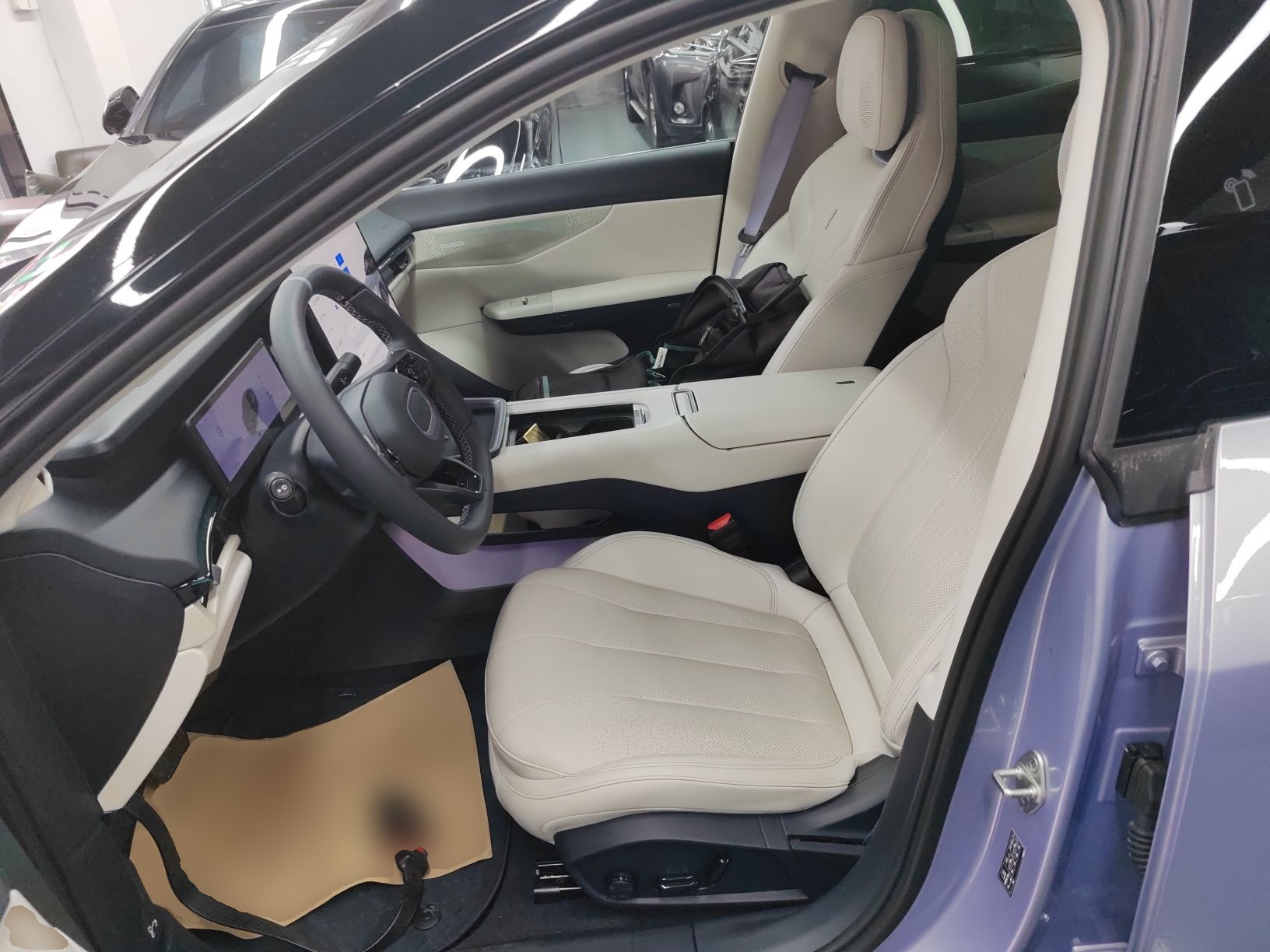 المقاعد الأمامية داخل السيارة