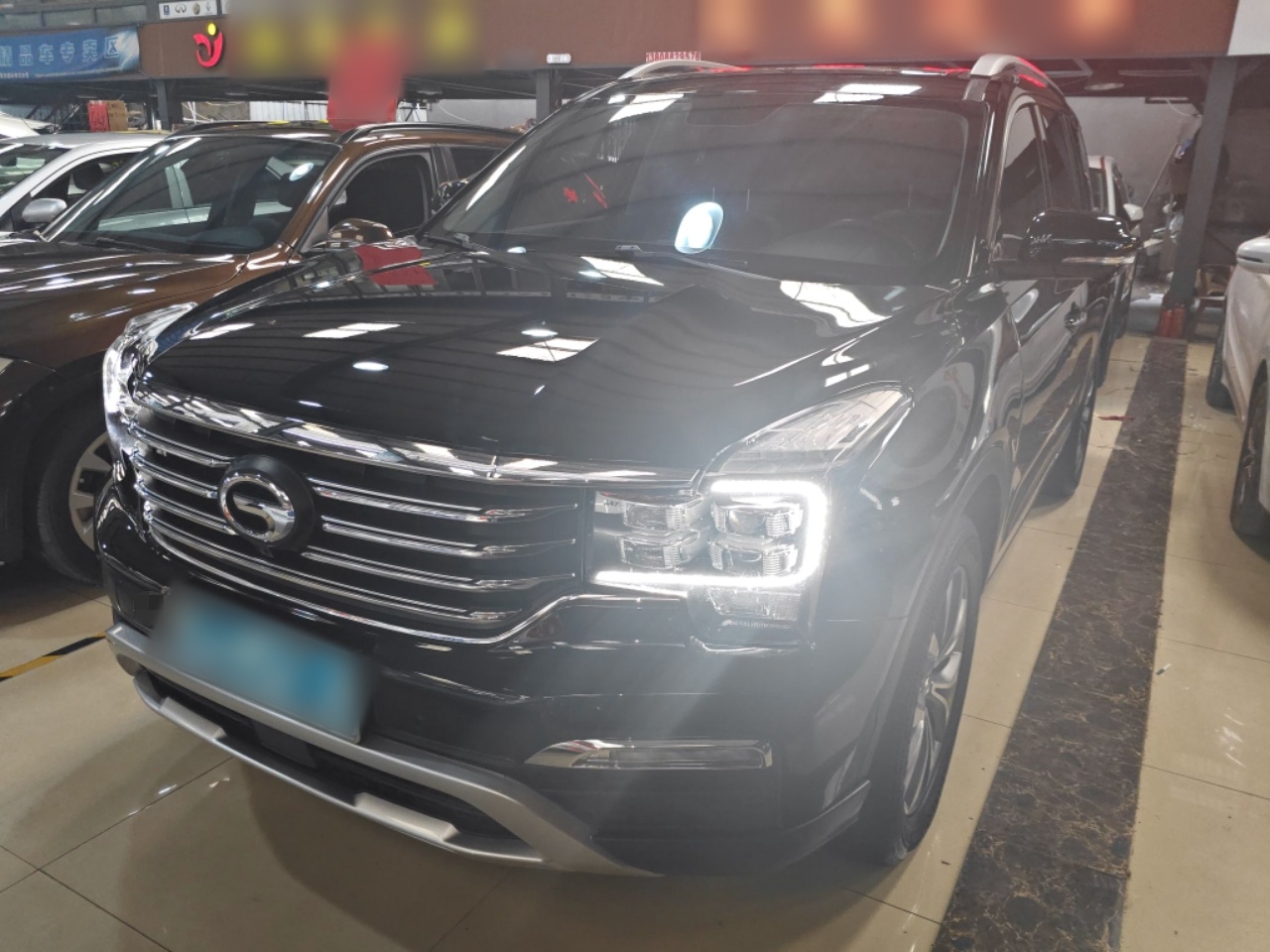 Под передней частью автомобиля