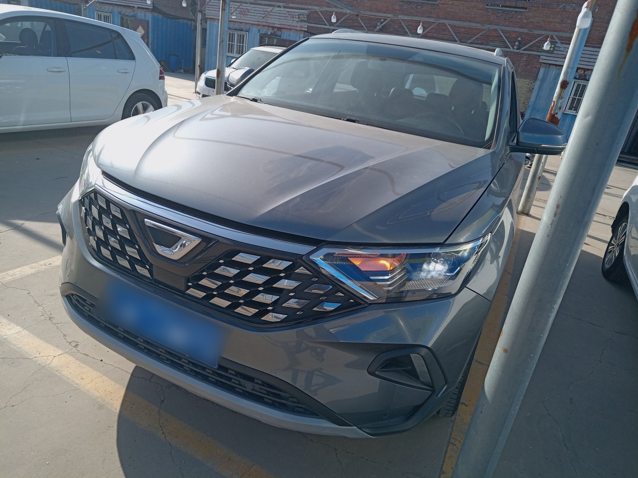 تحت مقدمة السيارة