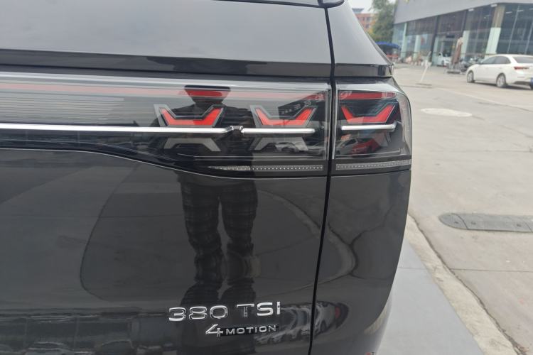 Used Volkswagen Tavendor 2024 380TSI All-Wheel Drive R-Line Cruise Edition Right Rear Taillight