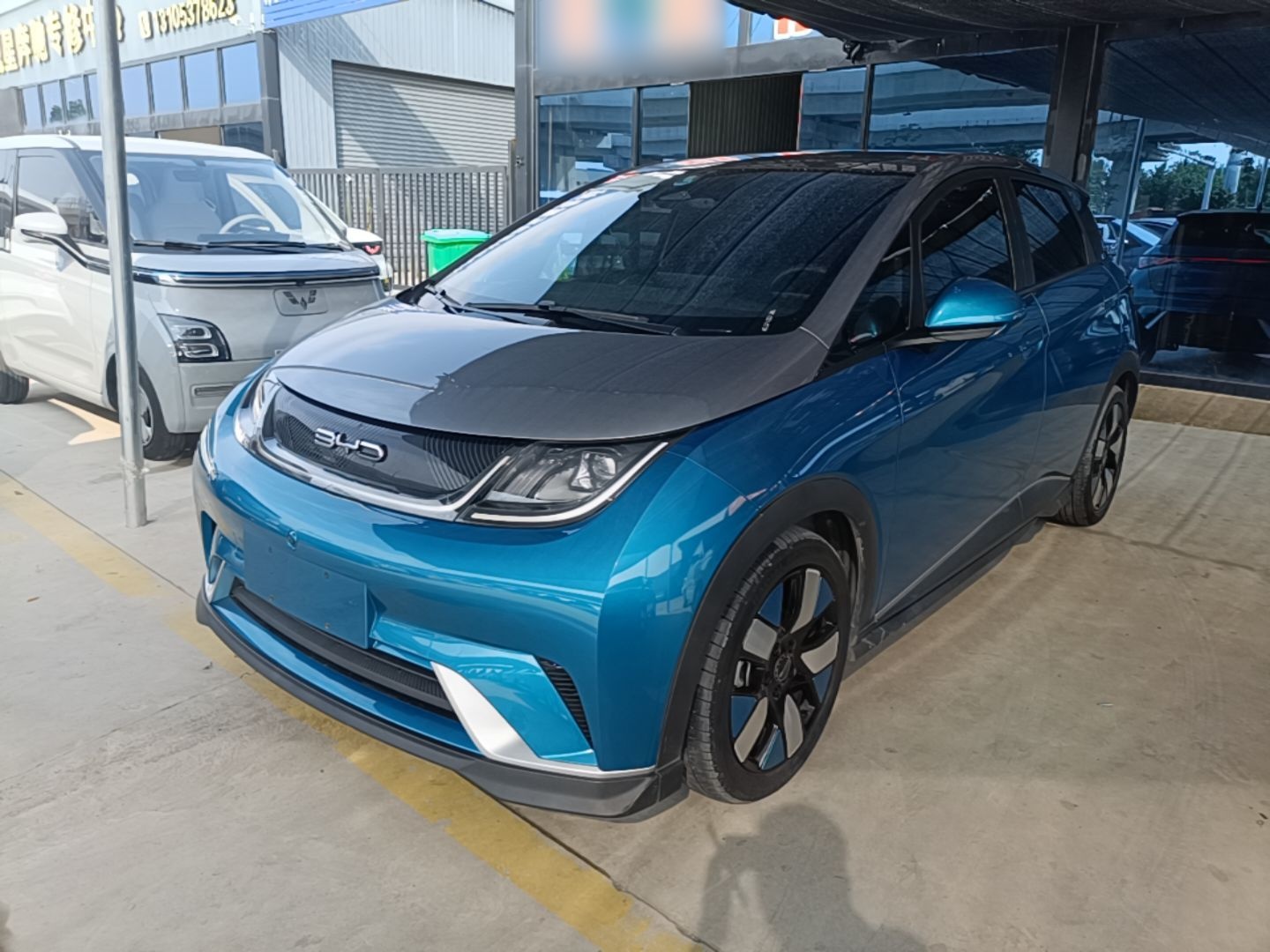 Под передней частью автомобиля
