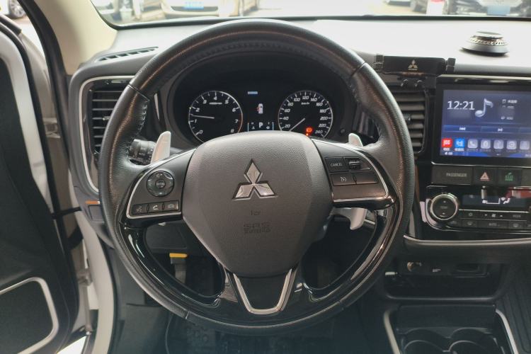 Used Mitsubishi Outlander 2018 2.4L 4x4 Elite Edition 5 Seats Steering Wheel