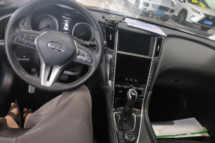 Used Infiniti Q50L 2018 2.0T Comfort Edition China VI Standard Center Console