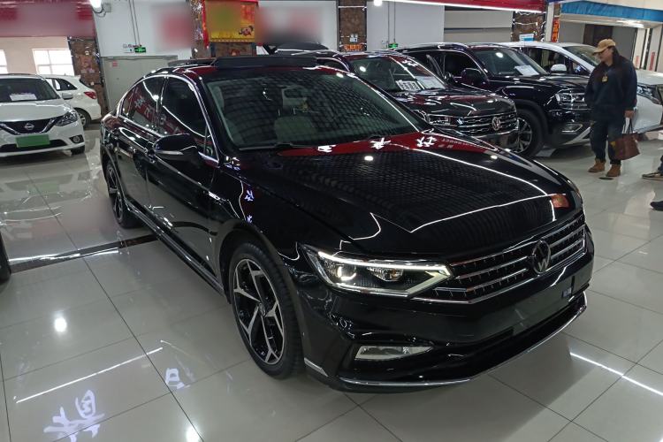 Used Volkswagen Magotan 2023 2 Million Units Limited Edition 330TSI DSG Leading Version Front Right 45 Deg