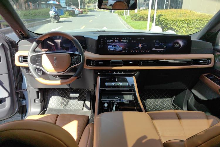 Used Lincoln Aviator 2024 3.0T V6 Four-Wheel Drive Presidential Edition Six Seats Interior 2