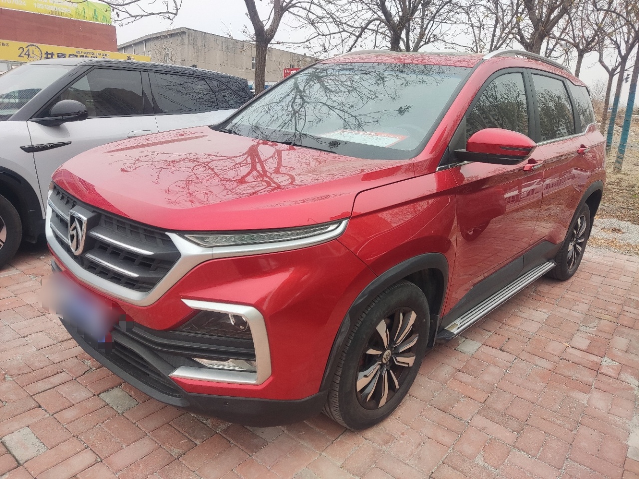 تحت مقدمة السيارة