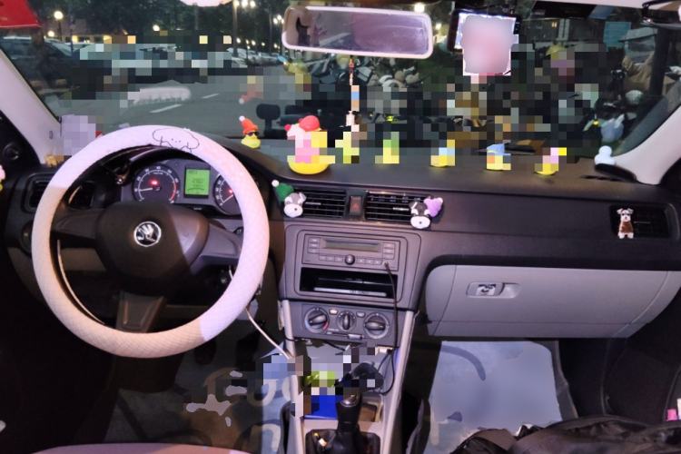 Used Skoda Rapid 2016 1.4L Manual Front-Wheel Drive Model Center Console