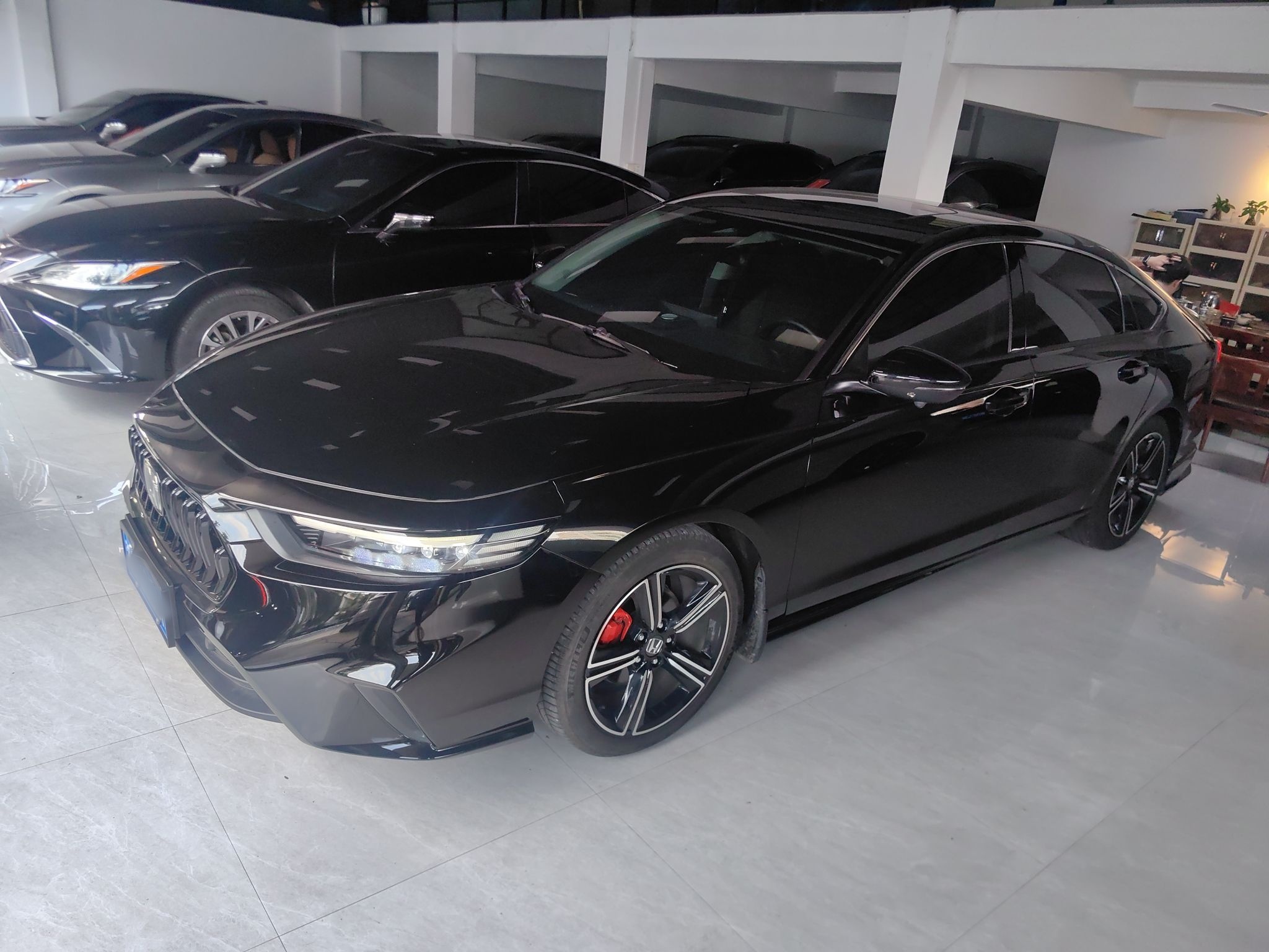 تحت مقدمة السيارة