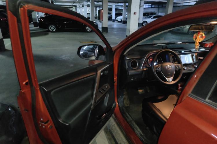 Used Toyota RAV4 2015 2.0L CVT Two-Wheel Drive Fashion Edition Driver Seat