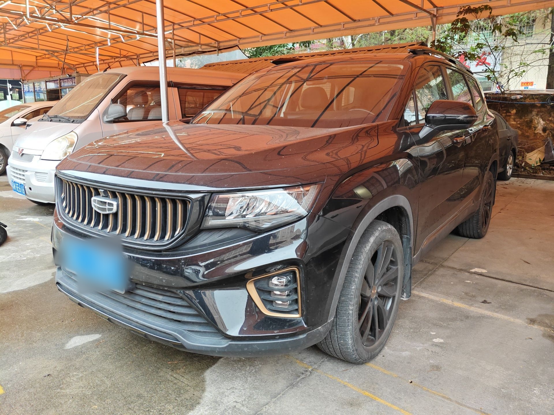 تحت مقدمة السيارة