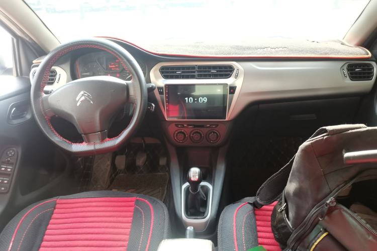 Used Citroen Elysee 2015 Zhishang Edition 1.6L Manual Fashion Model Center Console