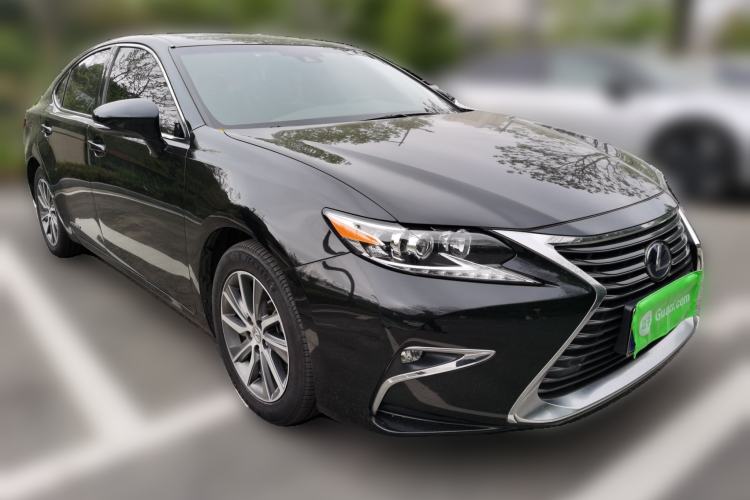 Used Lexus ES 2015 300h Comfort Edition Front Right 45 Deg