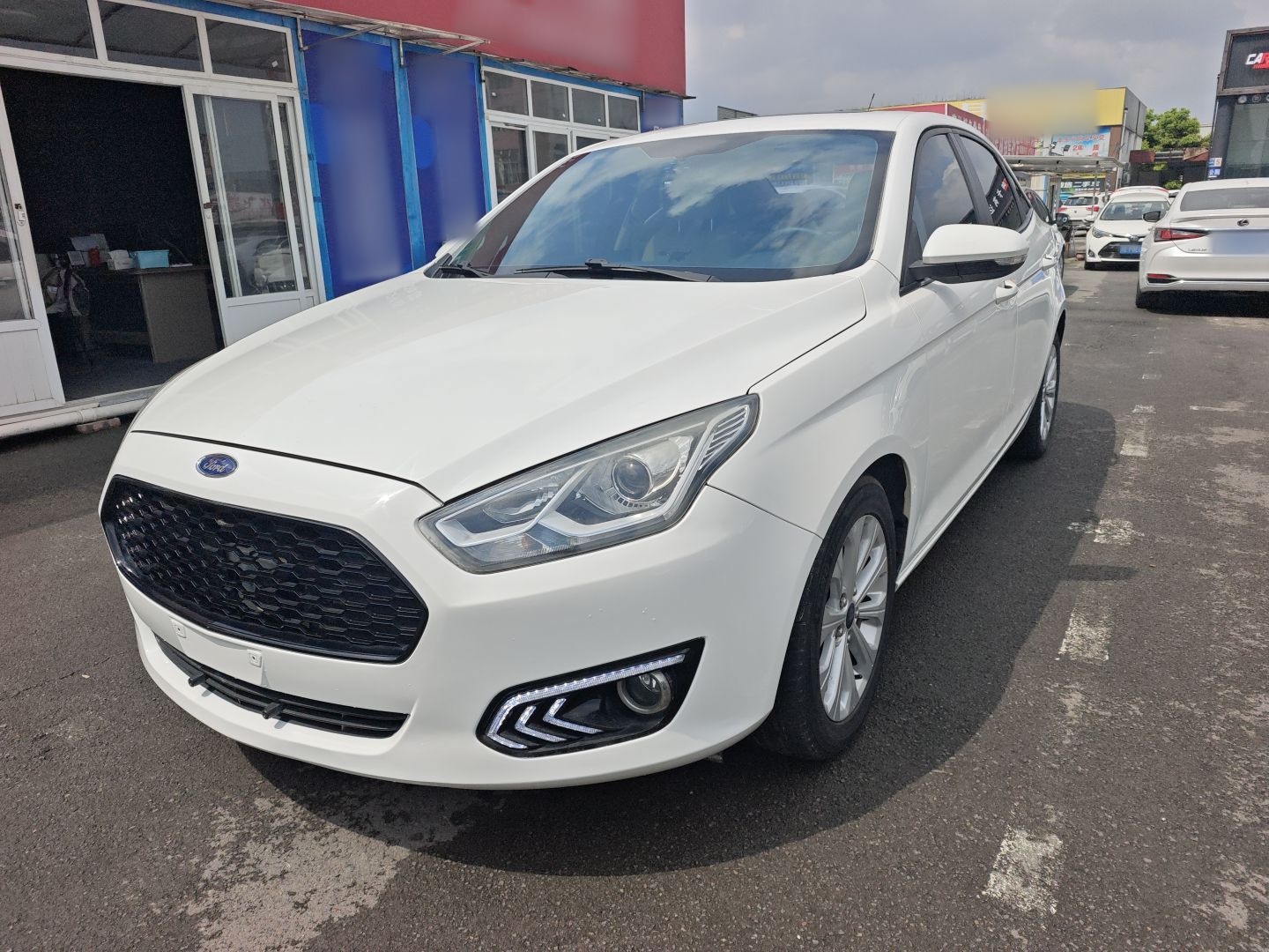 تحت مقدمة السيارة