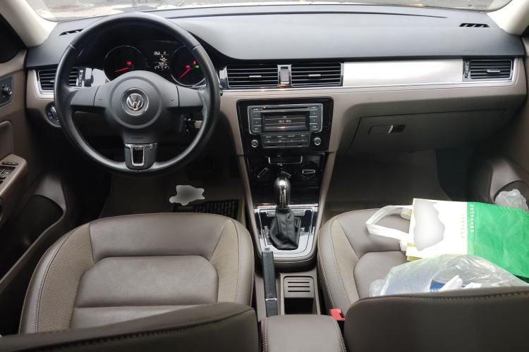 Used Volkswagen Bora 2014 1.6L Automatic Comfort Model Center Console