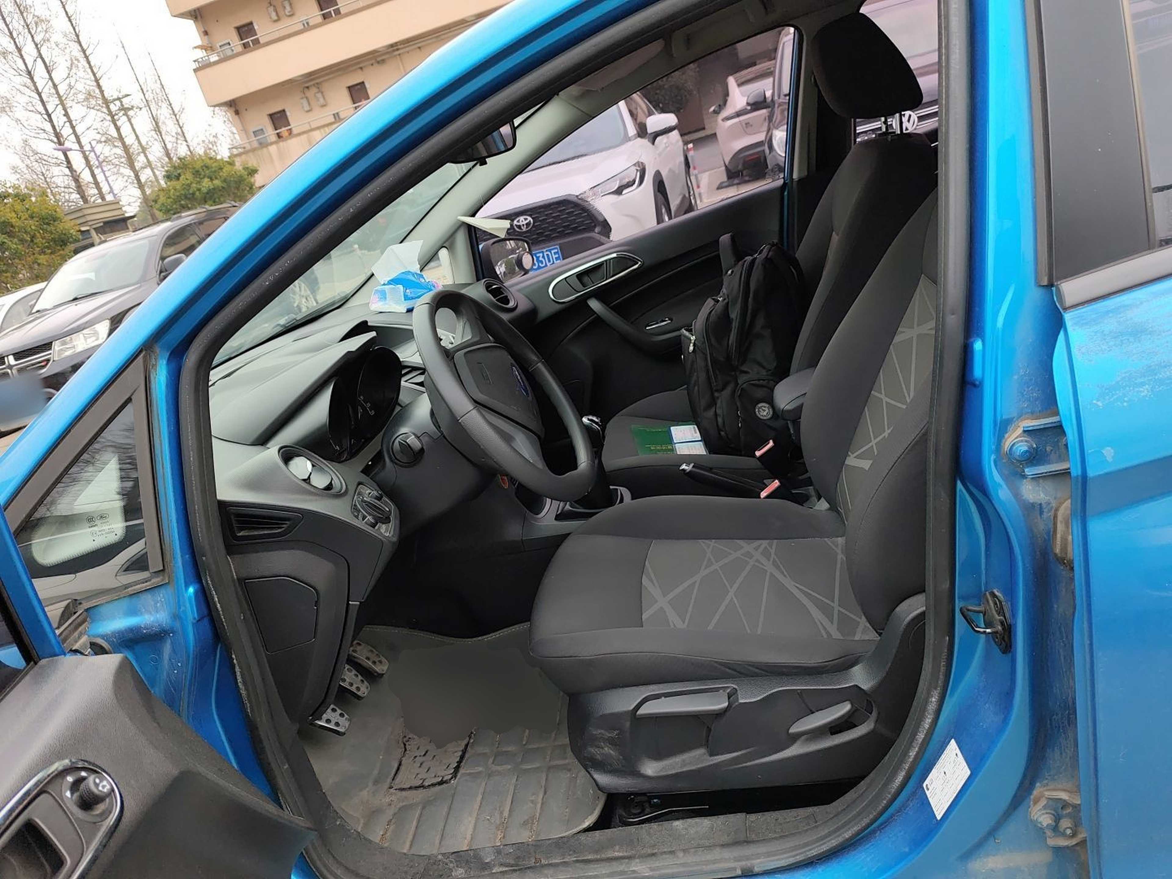 المقاعد الأمامية داخل السيارة