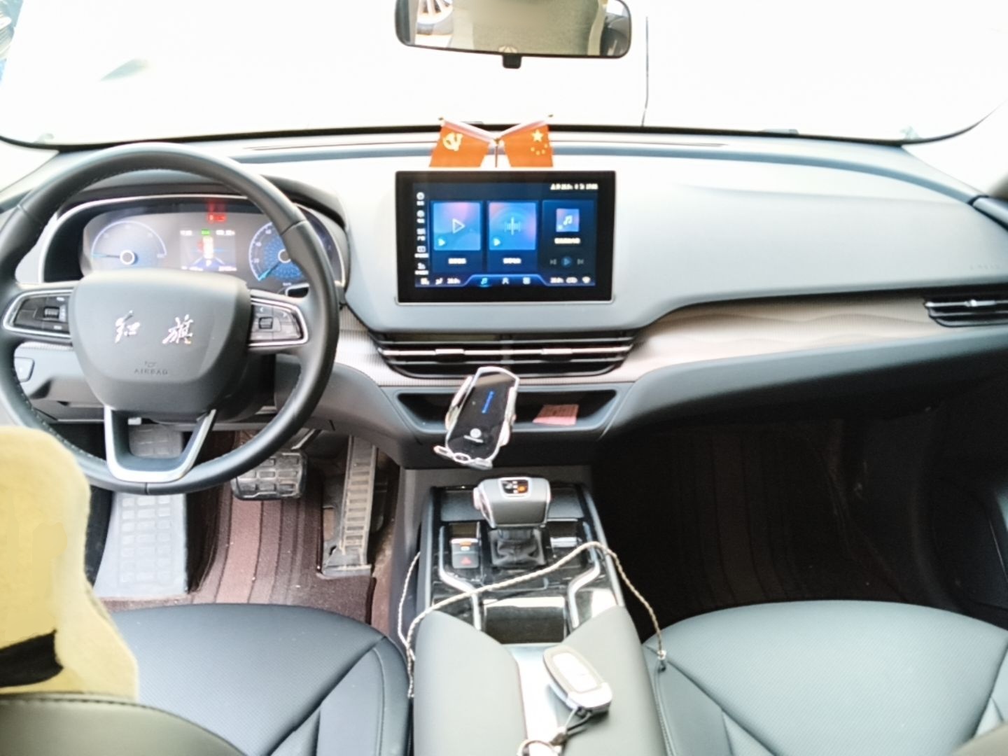 Hongqi E-QM5 2023 Base Travel Edition — снимка 12