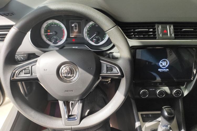 Used Skoda Octavia 2020 1.5L Automatic SmartDrive Luxury Edition Center Console