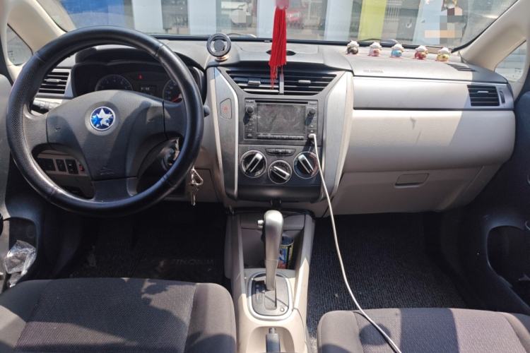 Used Venucia R50 2015 1.6L Automatic Fashion Edition Center Console