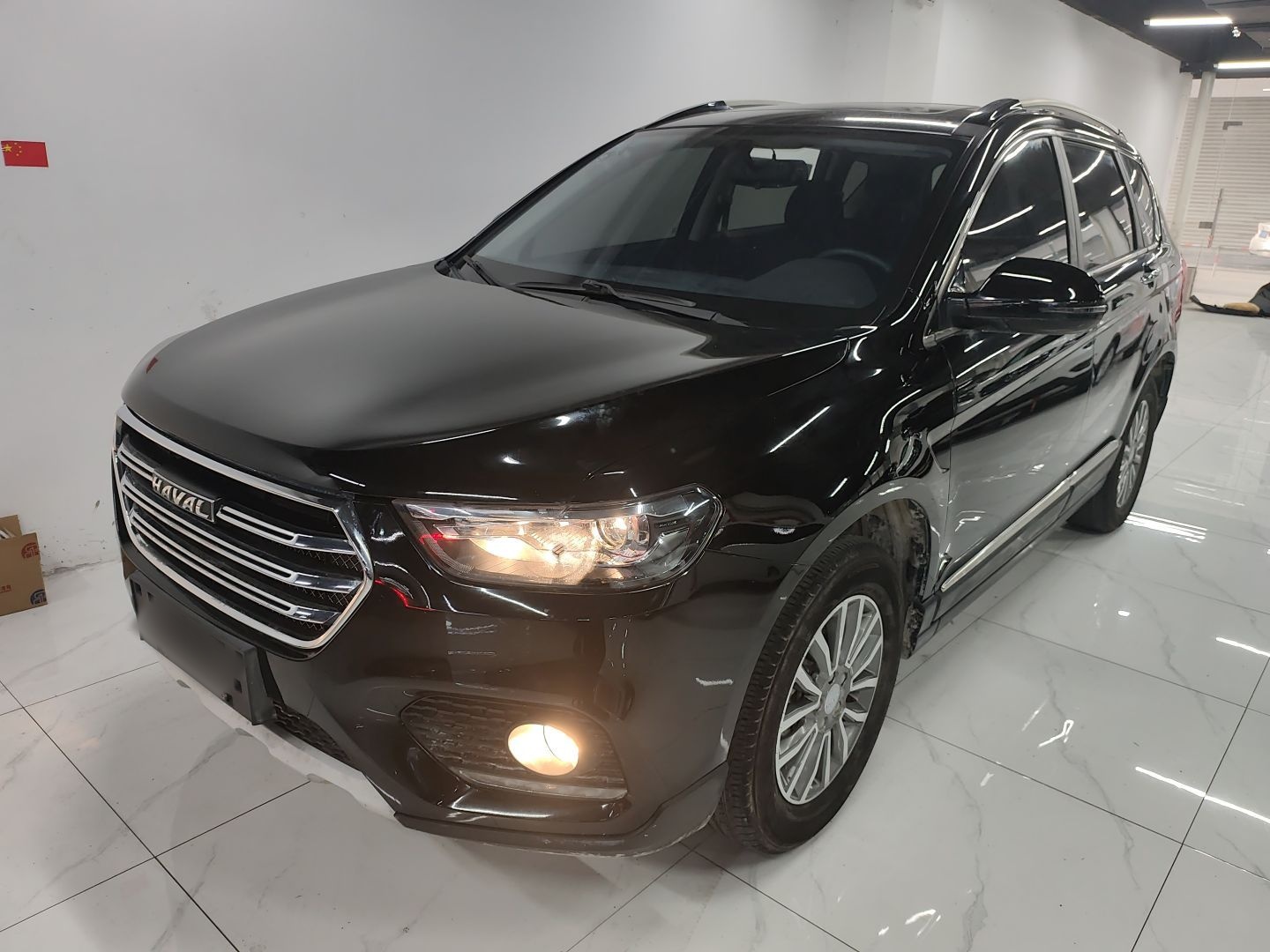 Под передней частью автомобиля