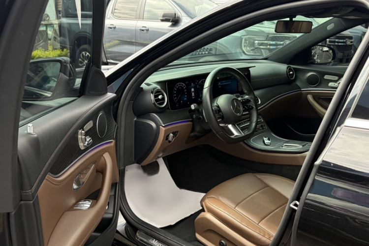 Used Mercedes-Benz E-Class 2022 Revised Version E 300 L Sporty and Stylish Edition Interior 6
