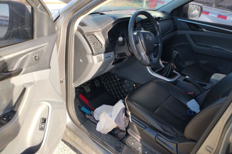 Used SAIC MAXUS T60 2017 2.8T Diesel Manual Two-Wheel Drive Low-Profile Comfort Version Long Wheelbase China V Emission Standard
