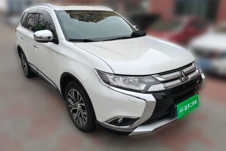 Used Mitsubishi Outlander 2016 2.4L 4x4 Elite Edition 5 Seats Front Right 45 Deg