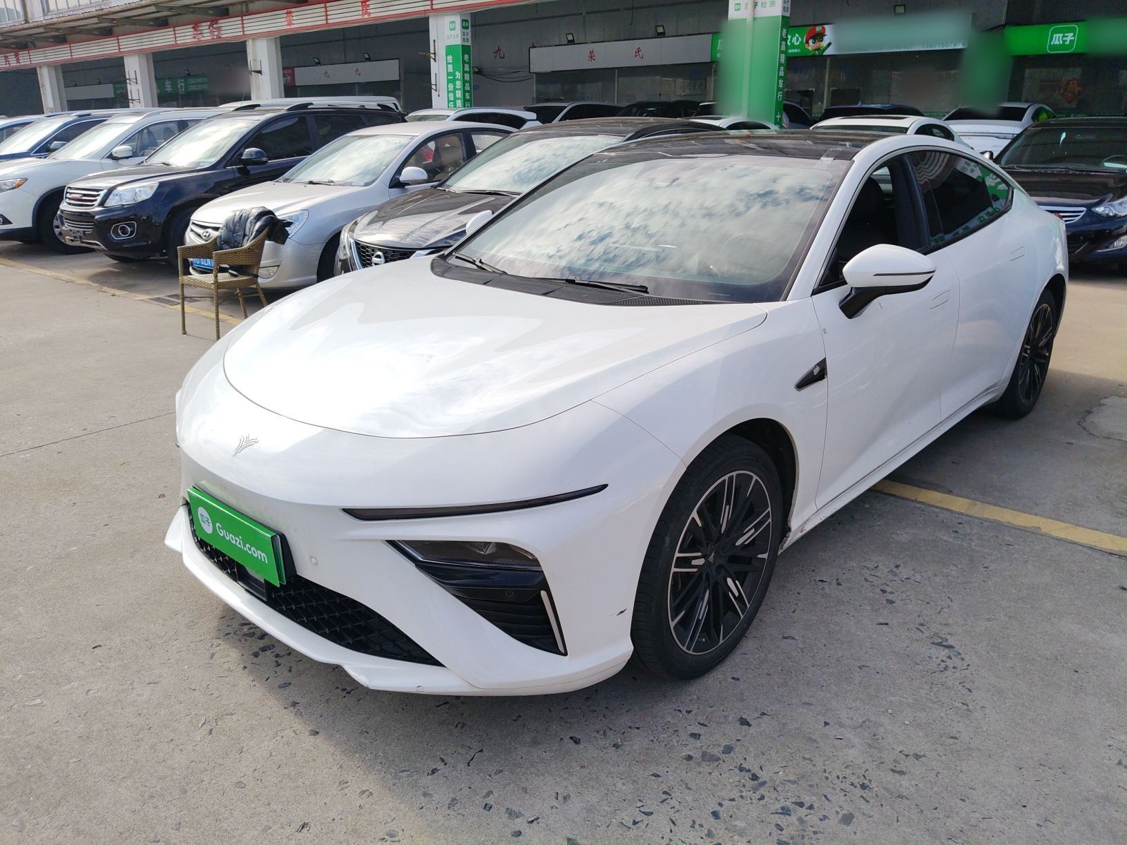 تحت مقدمة السيارة