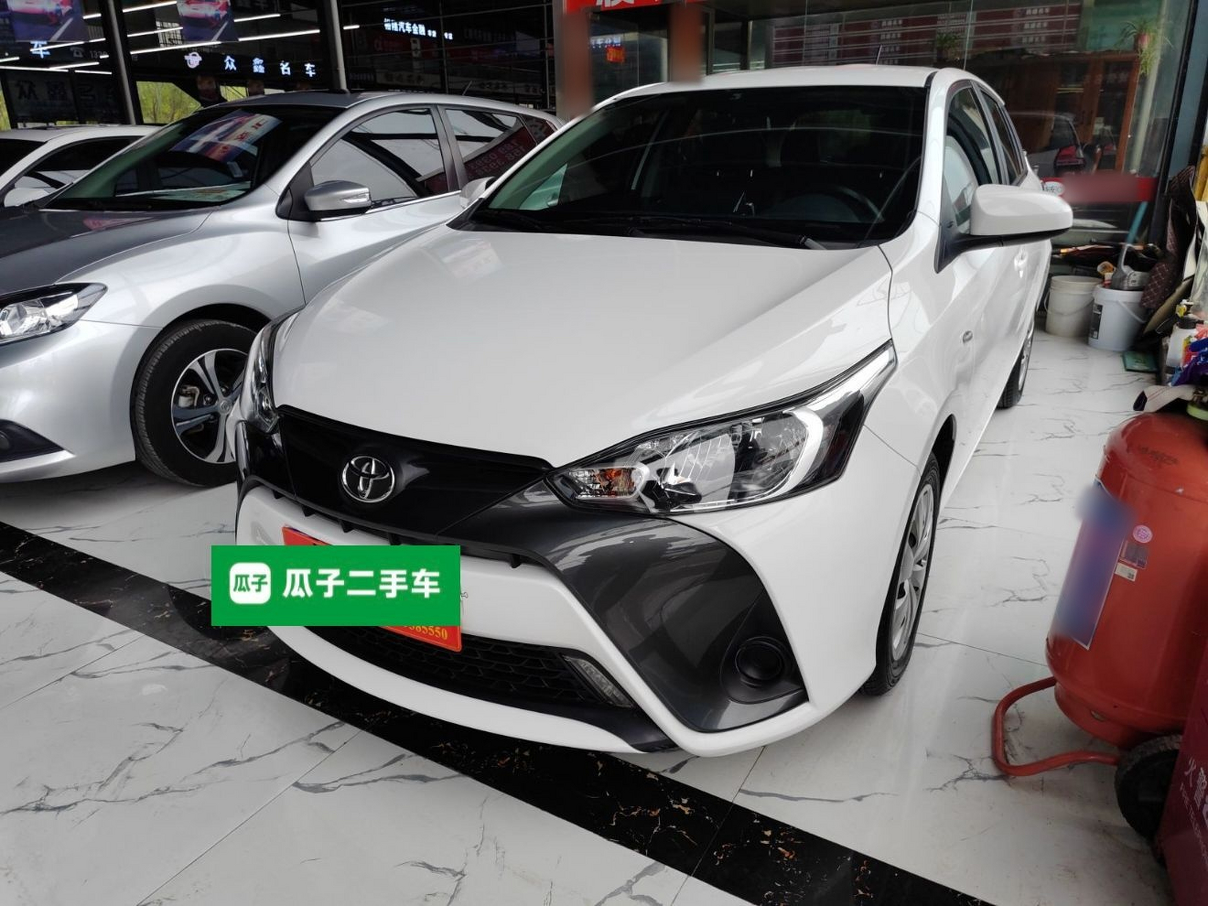 تحت مقدمة السيارة