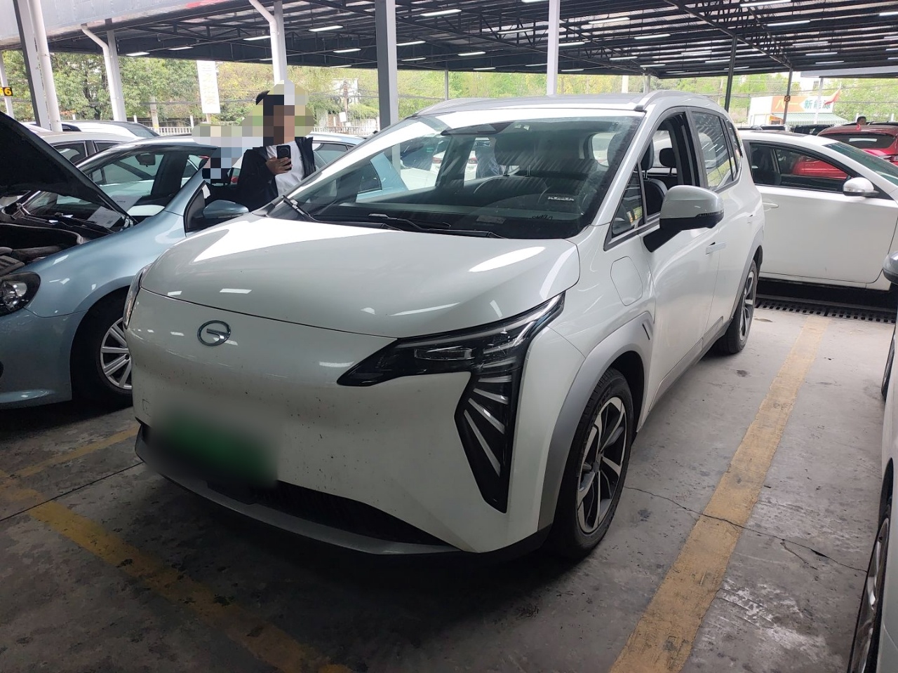 Под передней частью автомобиля