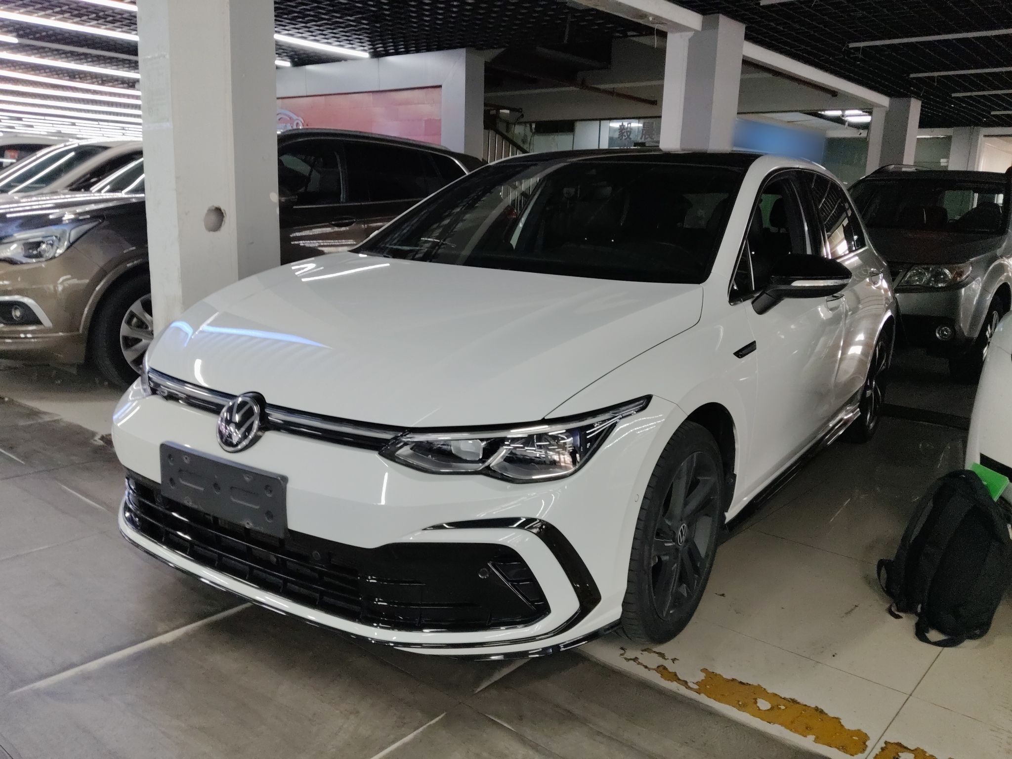 Под передней частью автомобиля