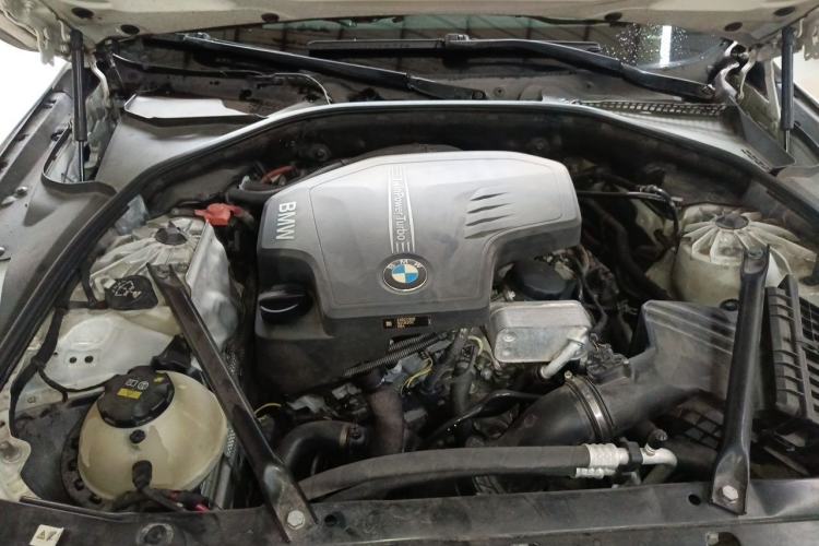 Used BMW 5 Series 2014 525Li Leading Model Engine Bay
