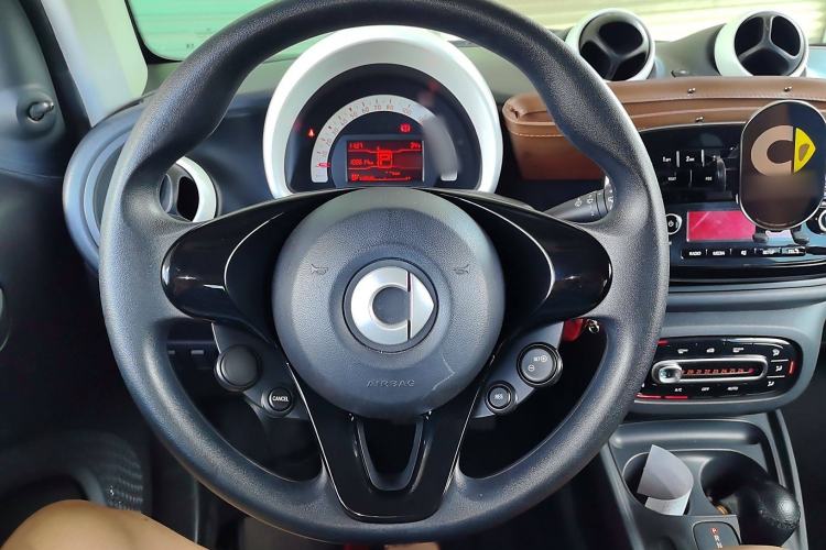 Used smart fortwo 2015 1.0L 52 kW hardtop Dynamic version