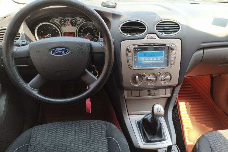 Used Ford Focus 2013 Hatchback Classic 1.8L Manual Base Model Center Console