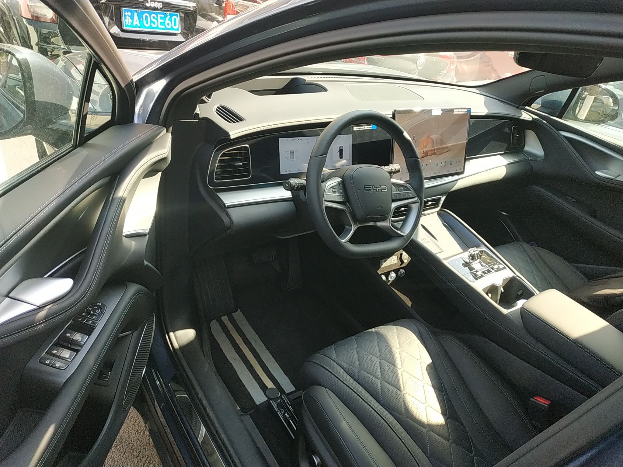 المقاعد الأمامية داخل السيارة