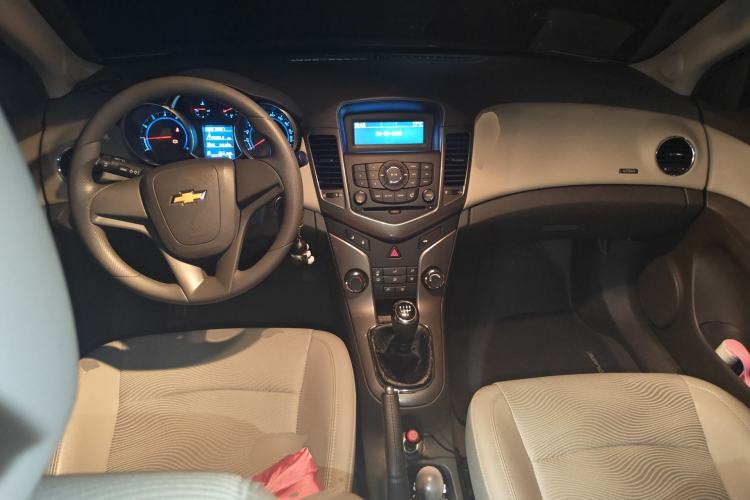 Used Chevrolet Cruze 2015 1.5L Classic SE MT Center Console