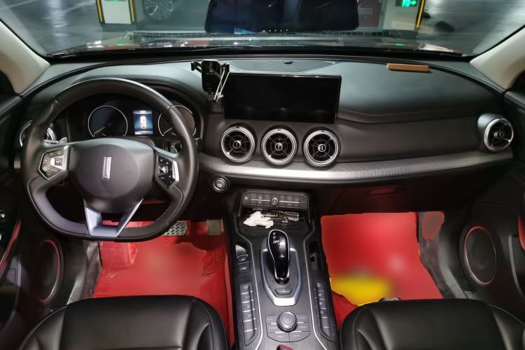 Used Wey VV5 2021 1.5T Two-Wheel Drive Color Pioneer Center Console