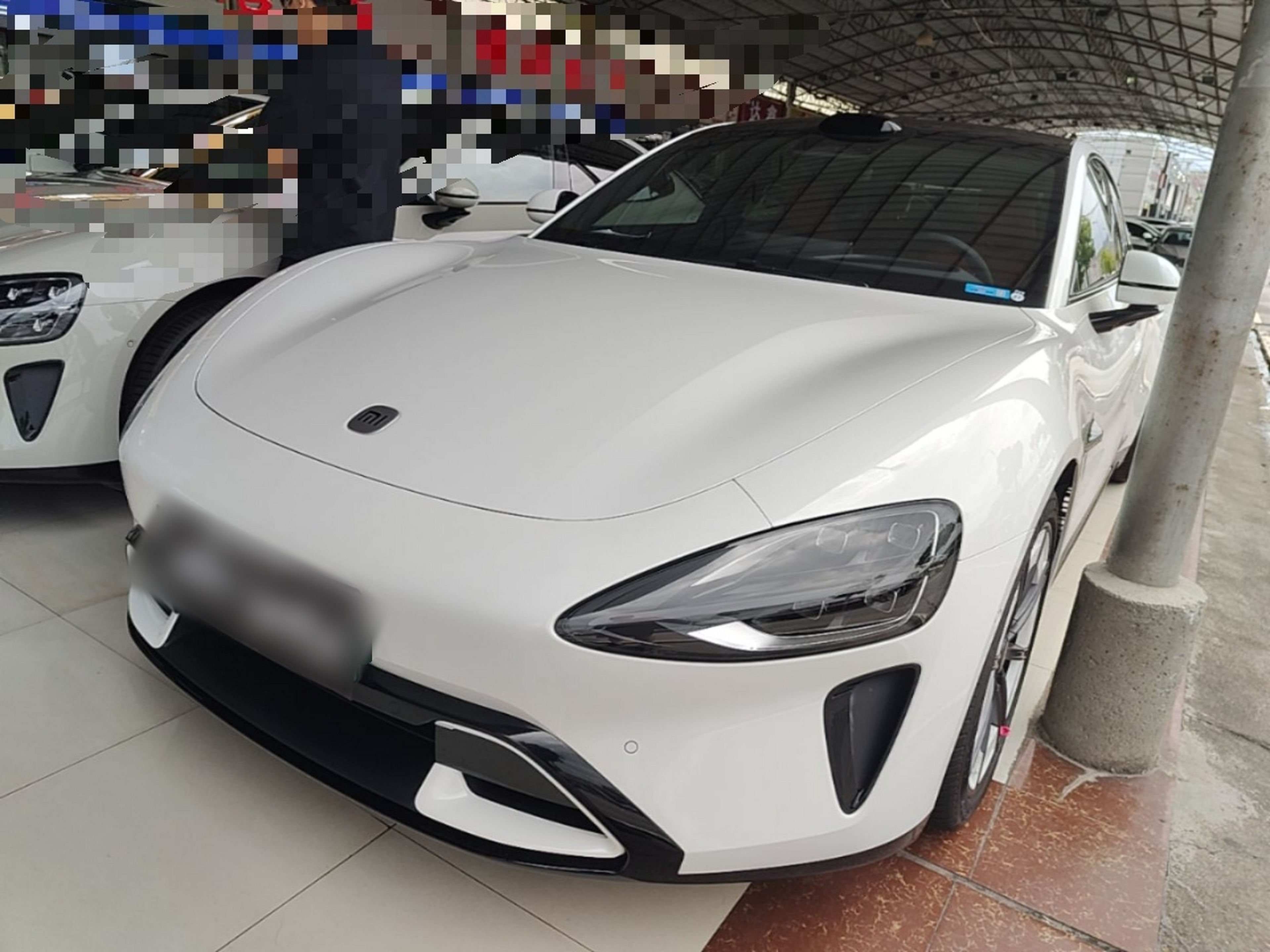 Под передней частью автомобиля