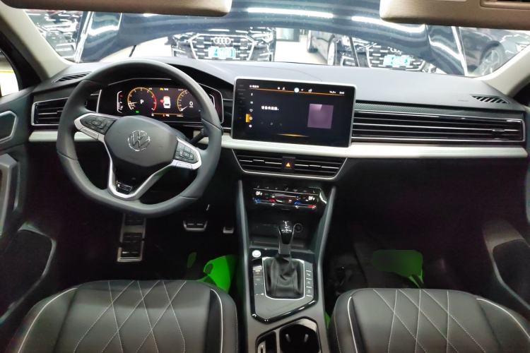 Used Volkswagen Tiguan L 2024 Outstanding Model 330TSI Automatic Two-Wheel Drive R-Line Dragon Glory Edition Center Console