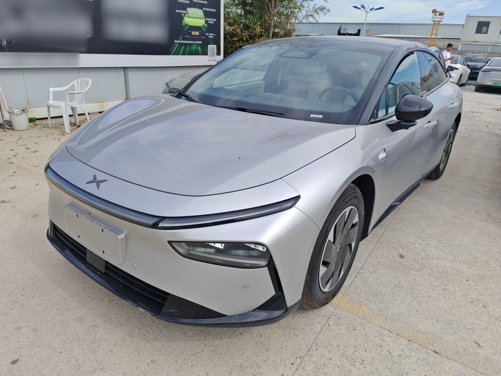 Под передней частью автомобиля