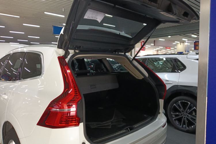Used Volvo XC60 2019 T5 4x4 Smart Edition China VI Standard Trunk
